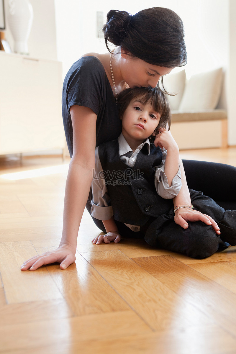 Принуждение азиатских мам. Polish mother can't resist her son's caresses.