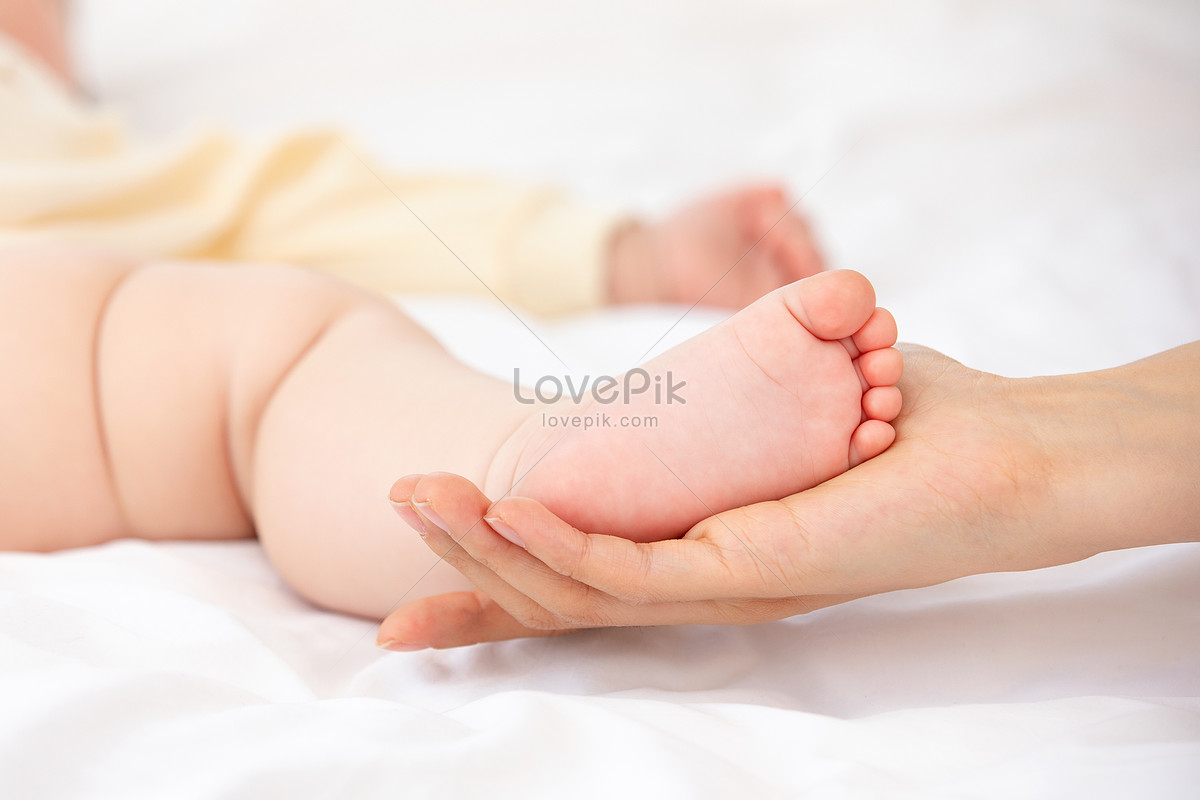 Рука нога когда у ребенка. Ноги к детей первого года жизни. Ребенок между маминых ног. Младенец на ногах держится за.