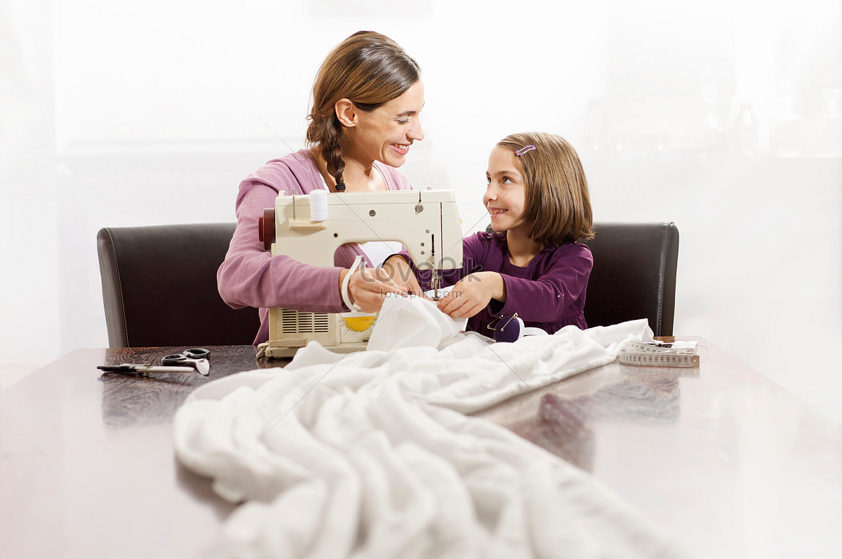 Madre Enseña A Hija A Coser Ropa Foto | Descarga Gratuita HD Imagen de Foto  - Lovepik