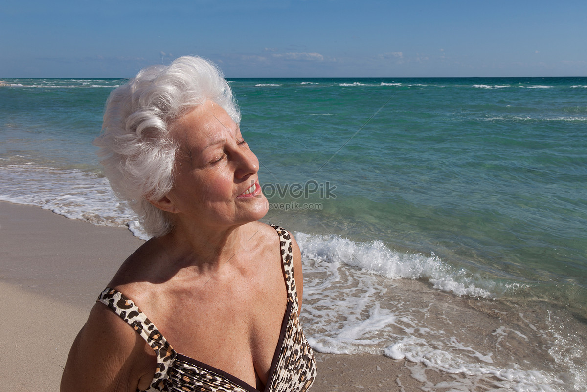 Женщина пляж немолодая