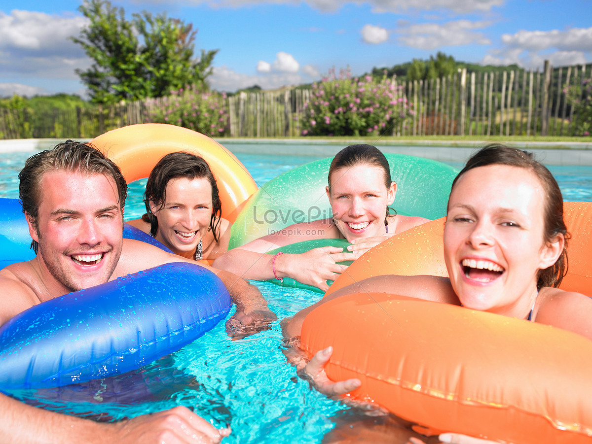 Три человека в бассейне. Люди в бассейне. Типы людей в бассейне. Семья в бассейне фото. Бескрайний бассейн.