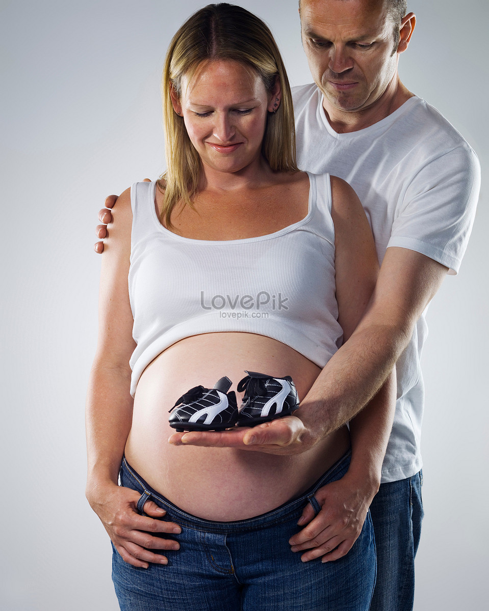 Pareja Embarazada Con Zapatos De Fútbol Foto | Descarga Gratuita Imagen de Foto -