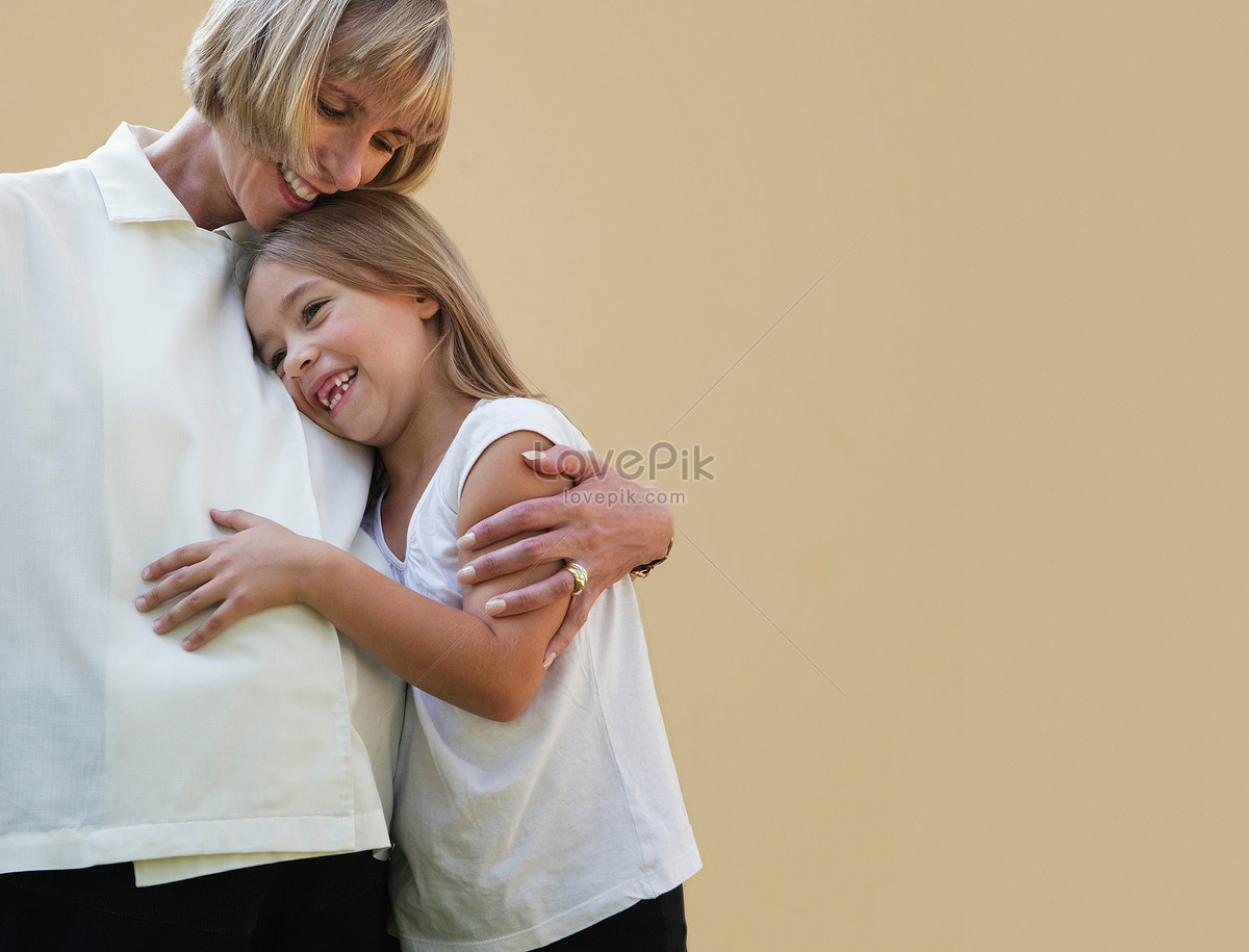 Крокус сити нашли маму обнимающего ребенка