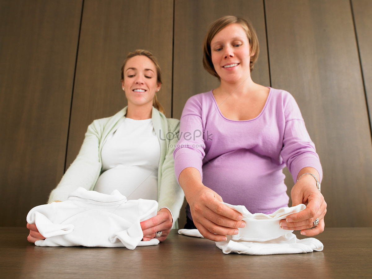 Mujer Embarazada Doblando Ropa De Bebé Foto | Descarga Gratuita HD Imagen  de Foto - Lovepik