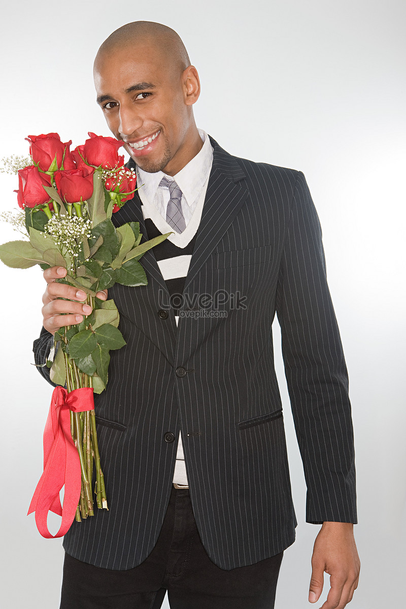 Красивый мужчина с букетом роз