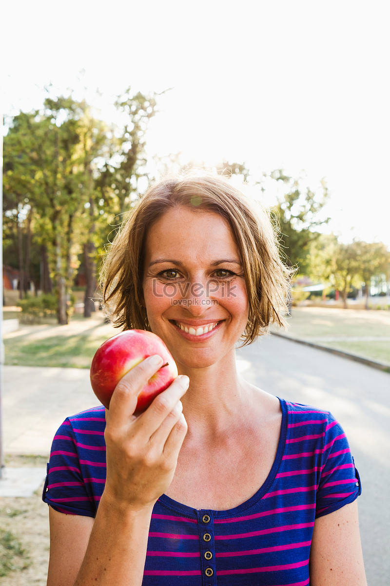 She s eating an apple. Уолли ест яблоки. Sally is eating an Apple.