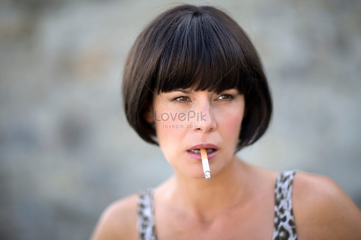 Анна Самохина курит