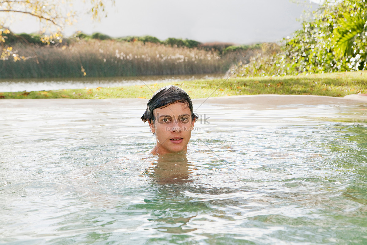 Купание подростков. Девочка-подросток купается в озере. Девочка подросток моется. Бразильские Тинейджеры купаются. Обои подросток на озере.