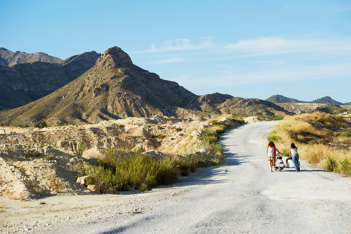 Due Donne Che Spingono La Moto JPG Immagine Gratis | Foto download su  Lovepik | 501511476