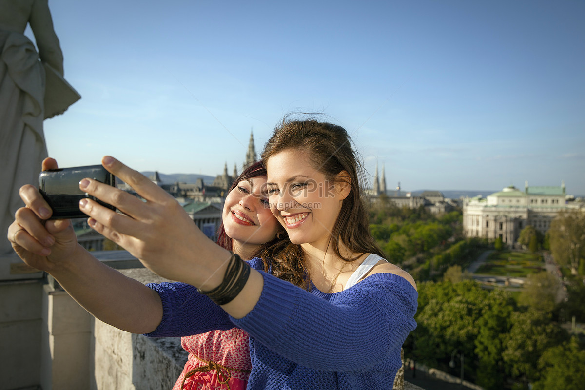 Young selfie. Памятник современной молодежи селфи. Portrait of a City. Vienna. На немецком я хорошая девочка-селфи.