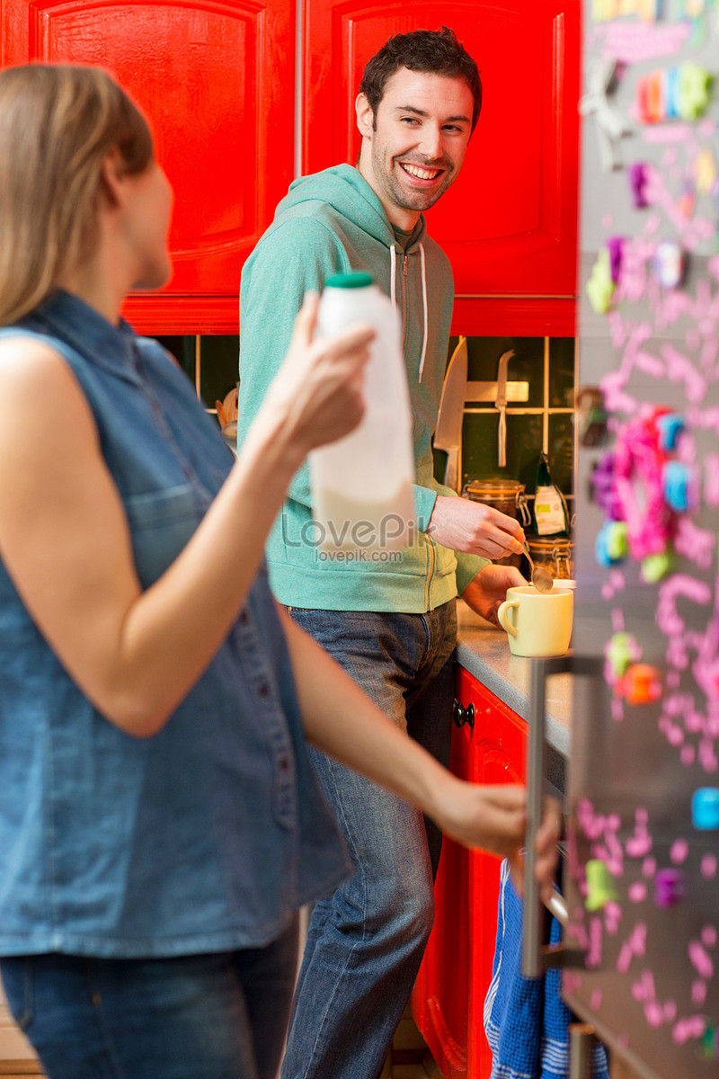 Mulher E Um Homem Tomando Leite Da Geladeira Na Cozinha Imagem Grátis_Foto  Número 501510250_JPG Formato Imagem_pt.lovepik.com