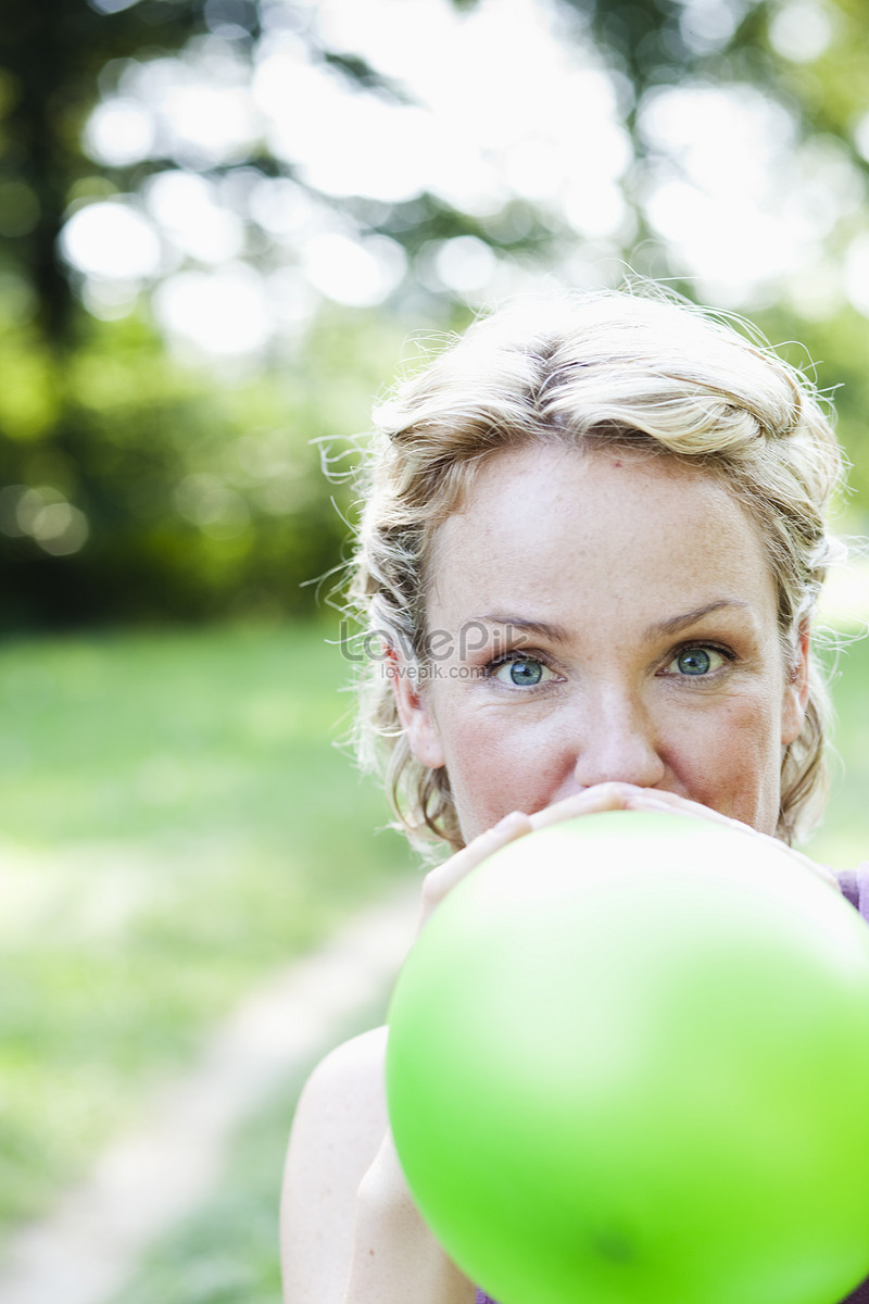 Женщина обдувает шар. Woman blowing Balloon. Womans blowing up Balloons. Bliss blown.