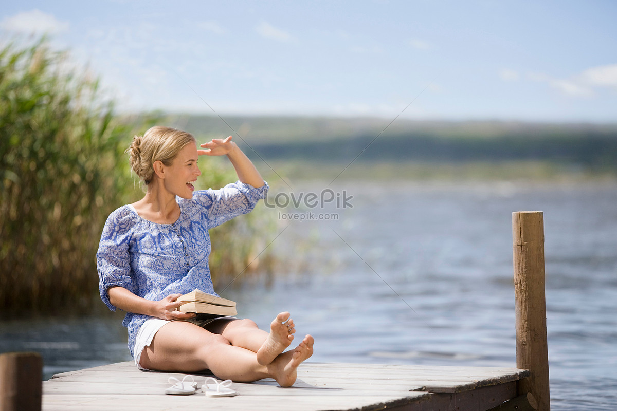 С утра сидит на озере. Пожилая женщина на берегу озера. Женщина сидит на берегу озера картинки. Женщина сидит на берегу 18. Женщина средних лет босиком сидит Пирс.