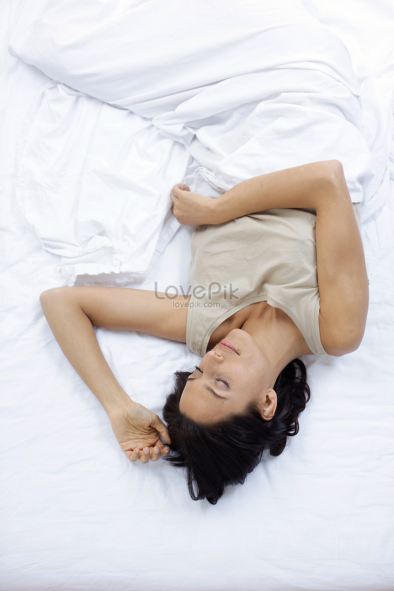 Девушка в кровати с цветами - красивые фото