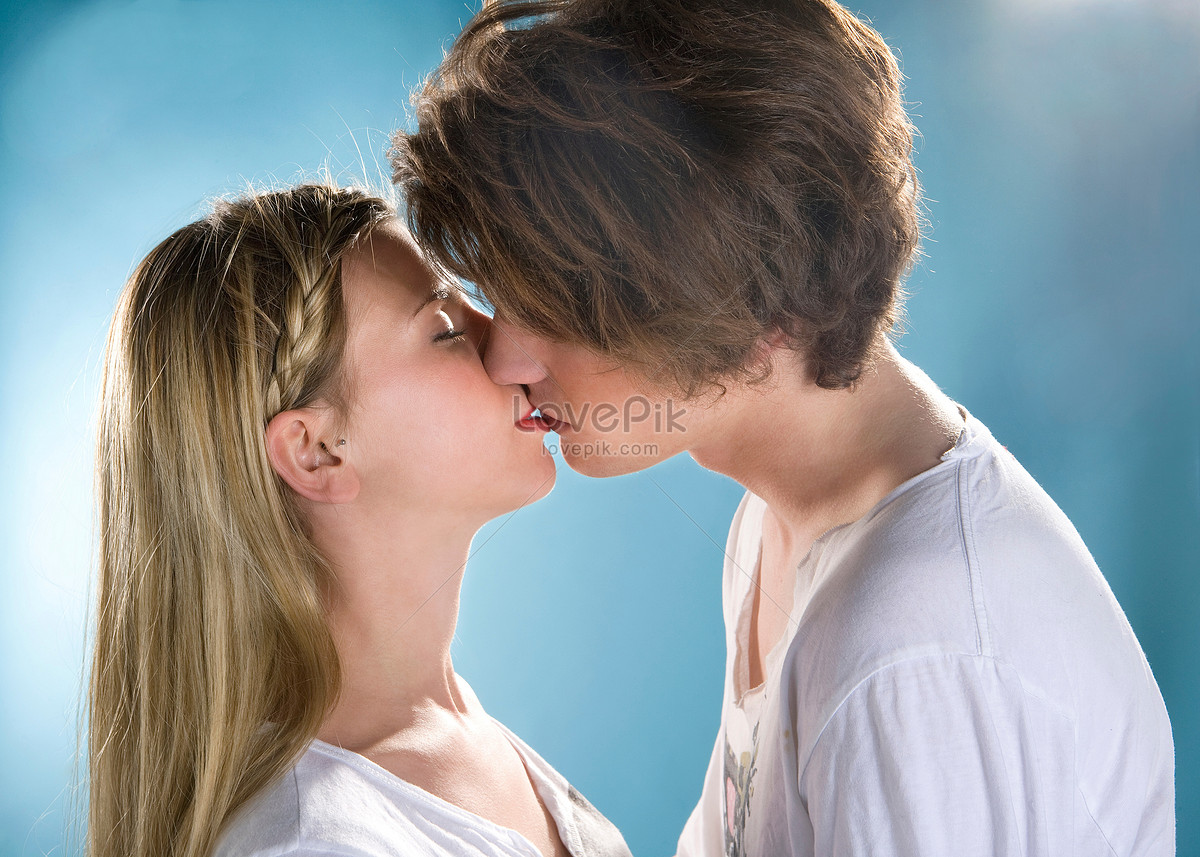 Australian kiss. Поцелуй картинка губы. Французский поцелуй молодой пары. Молодая парочка целуется. Поцелуй молодой пары школьников.
