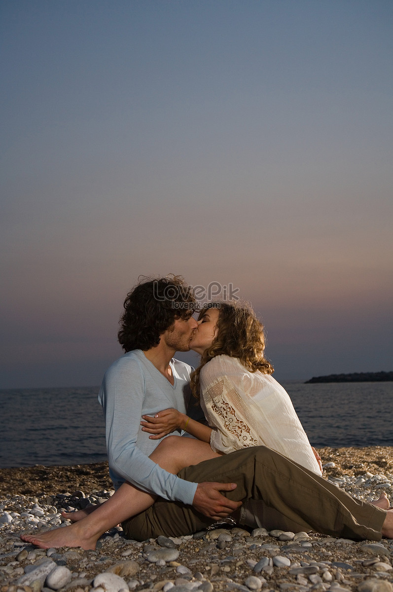 Genç çift Sahilde Otururken öpüşme Ücretsiz Fotoğraf Resim İndir - Lovepik  | 501520589