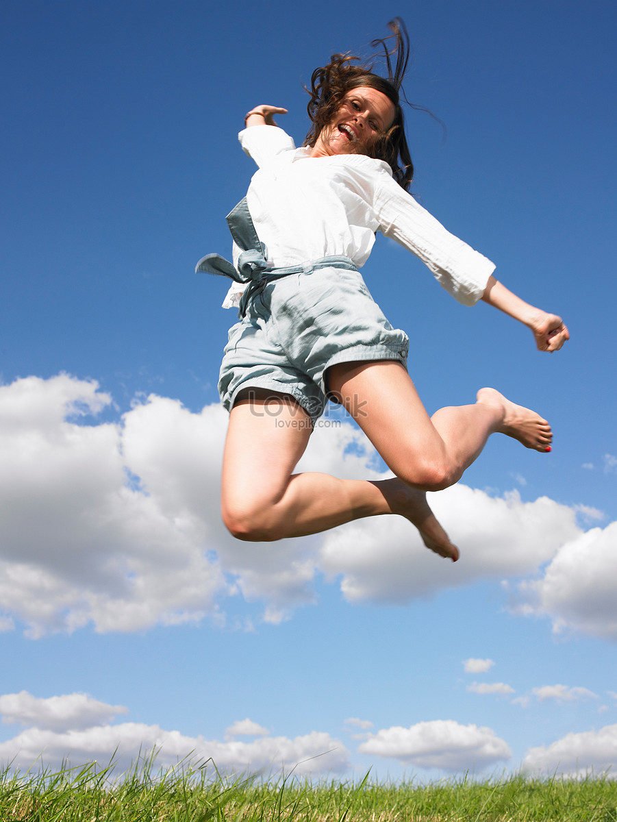 Фото в прыжке. Женщина прыгает. Женщина подпрыгивает. Прыгающий человек женщина.