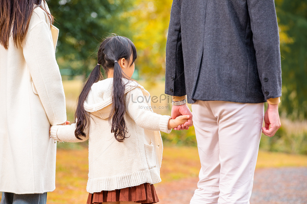 Hãy xem hình ảnh gia đình ba người nắm tay đi dạo trên đường phố để cảm nhận được sự yêu thương và cảm giác hạnh phúc khi bên nhau của một gia đình nhỏ.