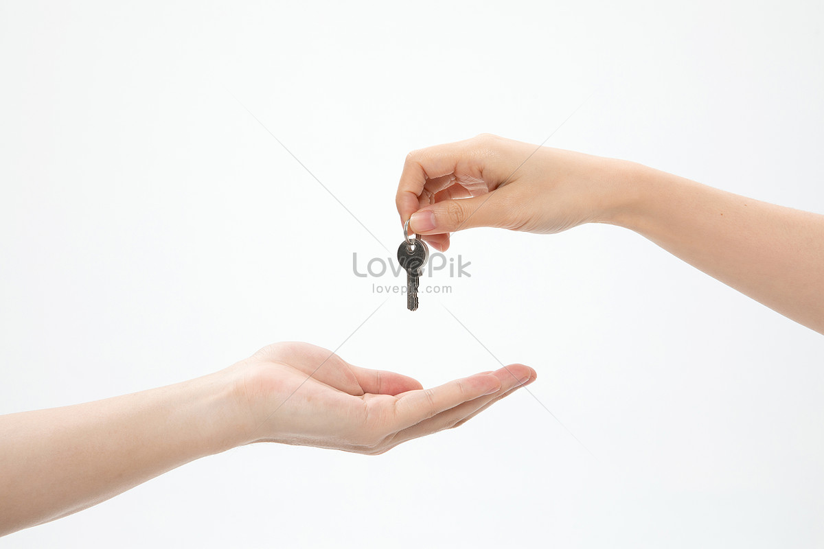 Люди передают ключом с ключами. Hand dropping anything. Drop Keys pic. Drop hands