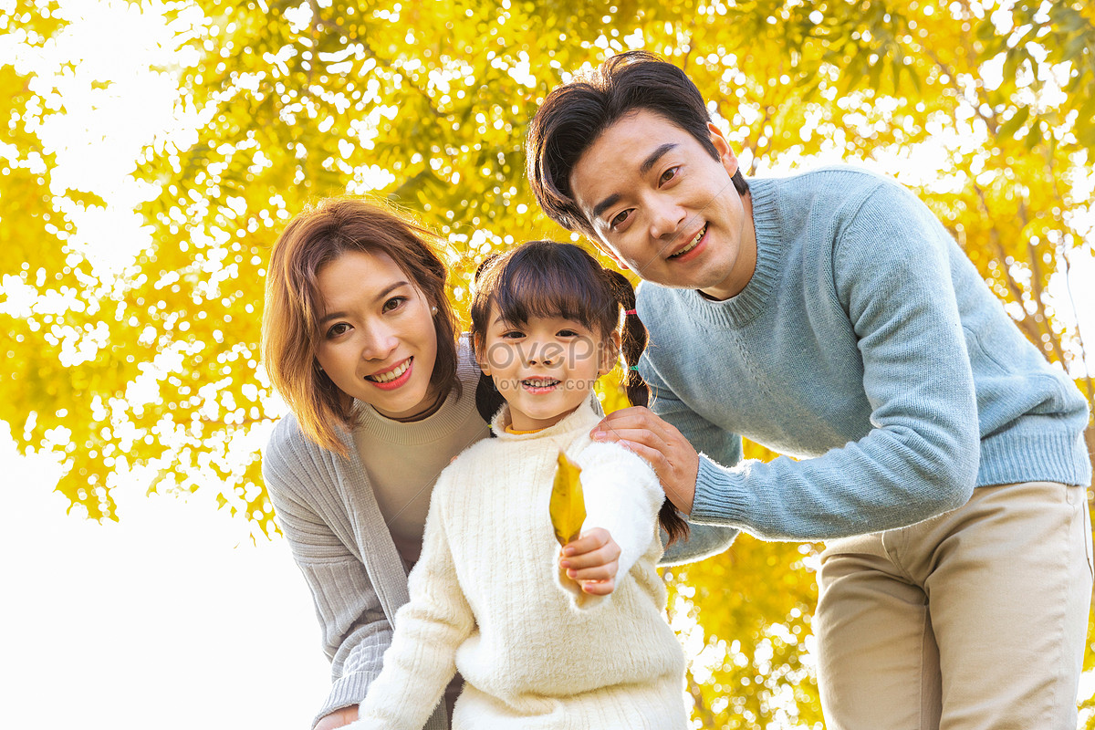 Family Of Three Girl Holding Leaves Picture And HD Photos | Free ...