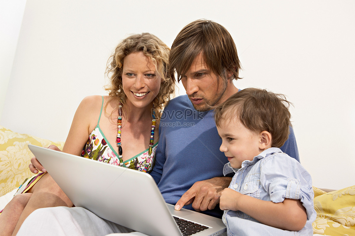 Семейный просмотр пин. Семья у компьютера. Семья смотрит документы. Год семьи на комп.