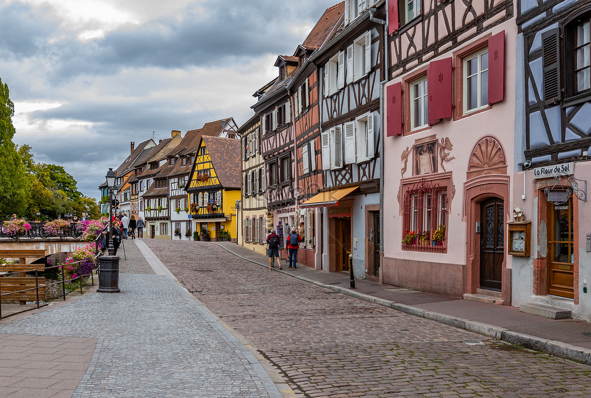 Đến phố thị Eguisheim trong những ngày thu, bạn sẽ được chiêm ngưỡng những cơn mơ lãng mạn của những mái nhà truyền thống và những đường phố xinh đẹp. Cùng xem bức ảnh này để khám phá phong cảnh đẹp như tranh vẽ ở nơi này.