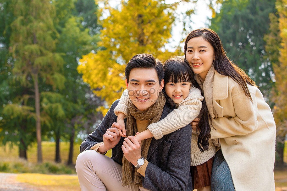 Happy Family Of Three Picture And HD Photos | Free Download On Lovepik