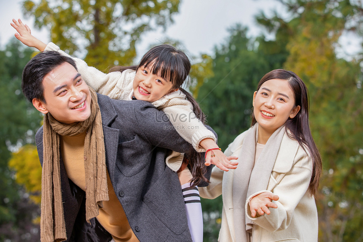 Happy Family Of Three Picture And HD Photos | Free Download On Lovepik