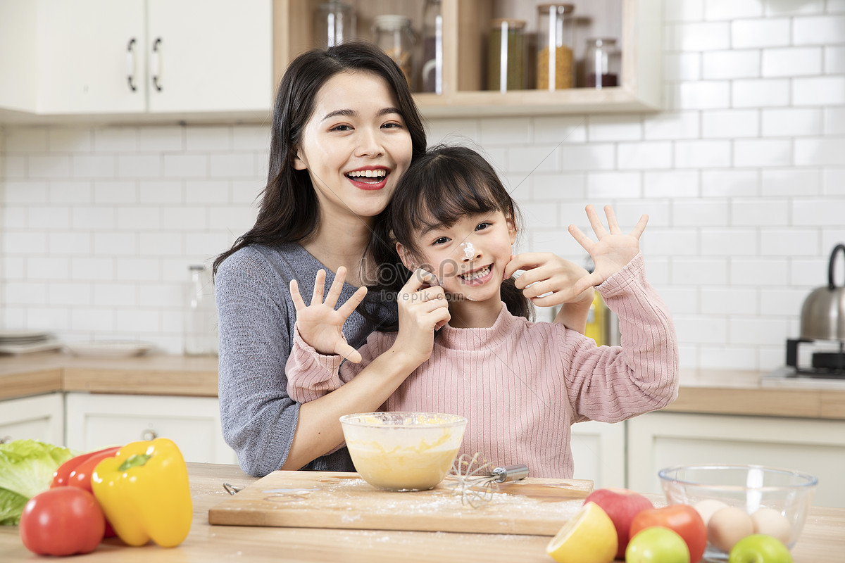 Японские мамы на кухне. Японская мать на кухне. Мама с дочкой готовят печенье. Mother Home.