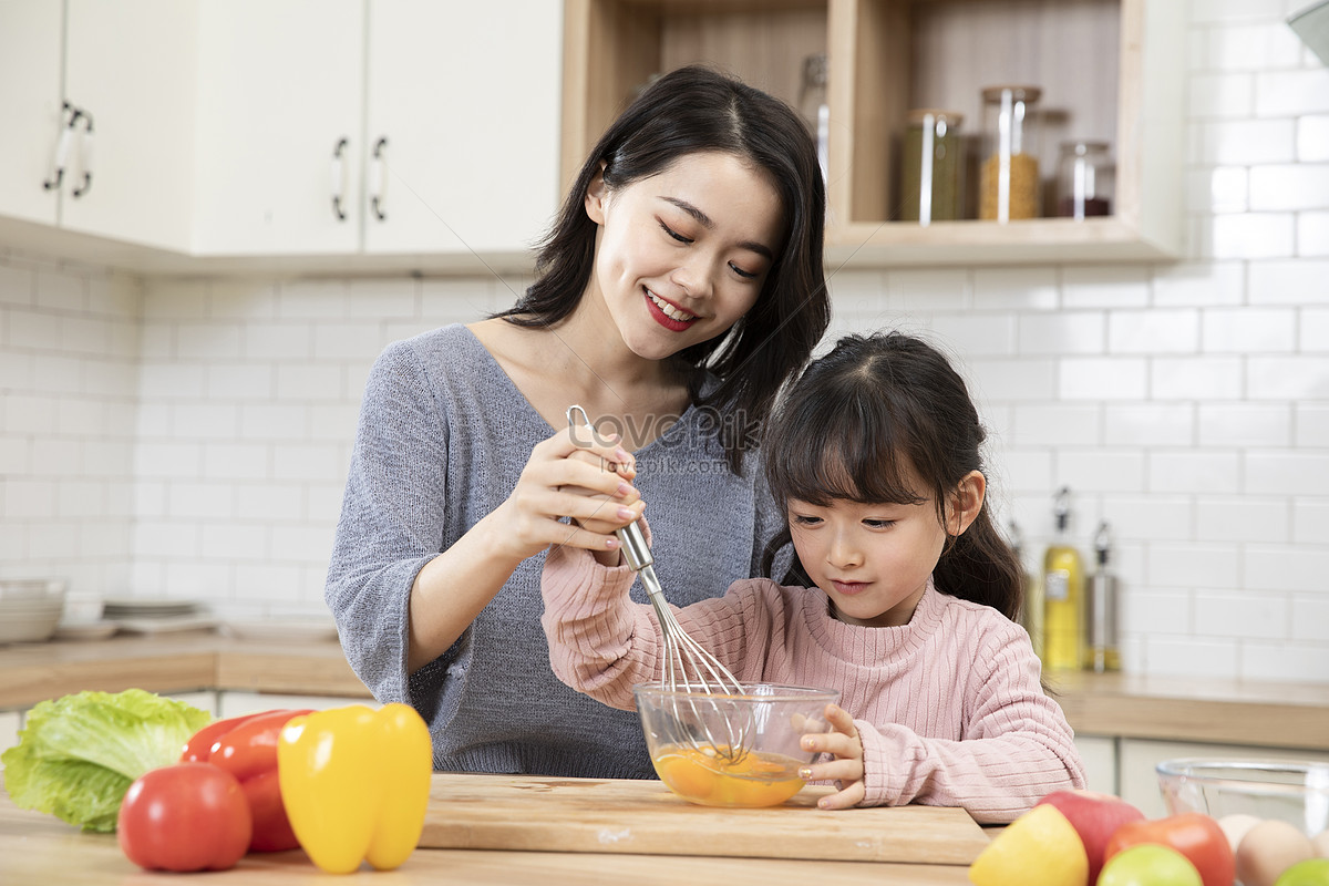 Японская мама на кухне. Японская мать на кухне. Японская мать на кухне с сыном. Мать на кухне.