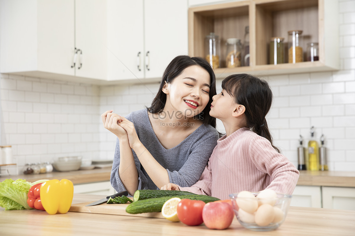 Японские мамы на кухне. Мама с ребенком на кухне. Фотосессия мама и дочка на кухне. Азиат с дочкой на кухне.