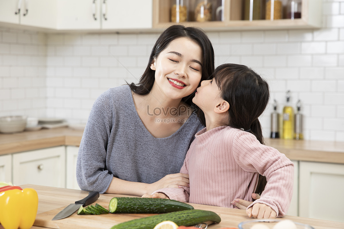Японская мама на кухне. Фото дочери на кухне. Женщина 35 лет на кухне с дочкой. Пожилая женщина и дочь на кухне спор.
