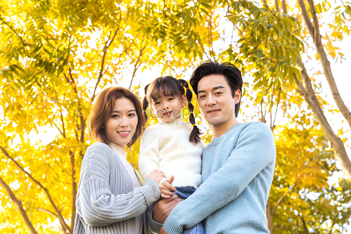 Японские мамы и отец. Японская семья приемная мама с дочкой.