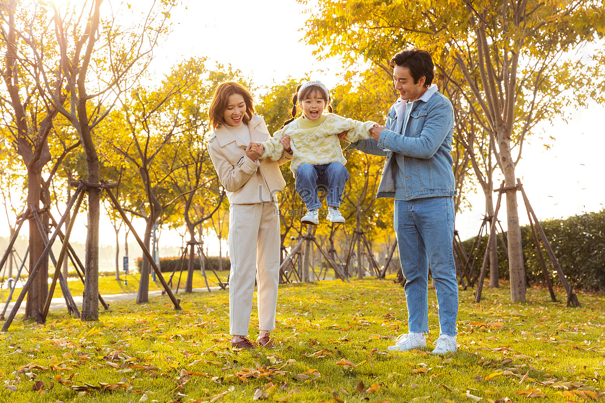 Mamá Y Papá Con Hija Jugando En El Parque Foto | Descarga Gratuita HD ...