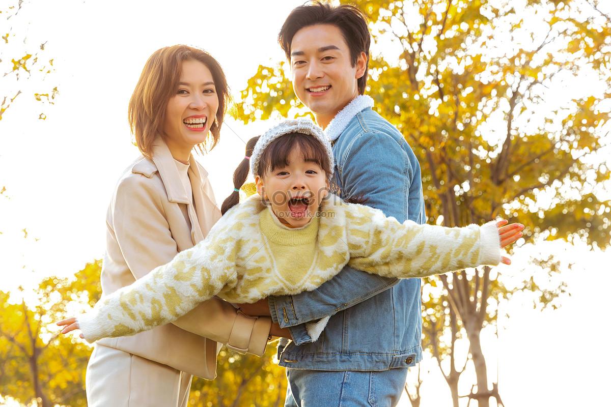 Mom And Dad With Daughter Playing In The Park Picture And HD Photos ...