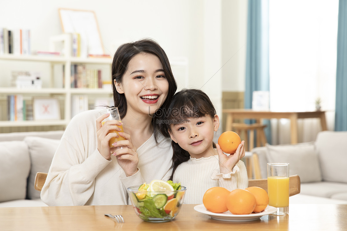 Uống nước cam không chỉ giúp cung cấp năng lượng và vitamin cần thiết cho cơ thể, mà còn mang lại cảm giác sảng khoái và thư giãn. Hãy xem hình ảnh liên quan đến uống nước cam để cùng tận hưởng hương vị tuyệt vời của nước ép cam thật tươi ngon!