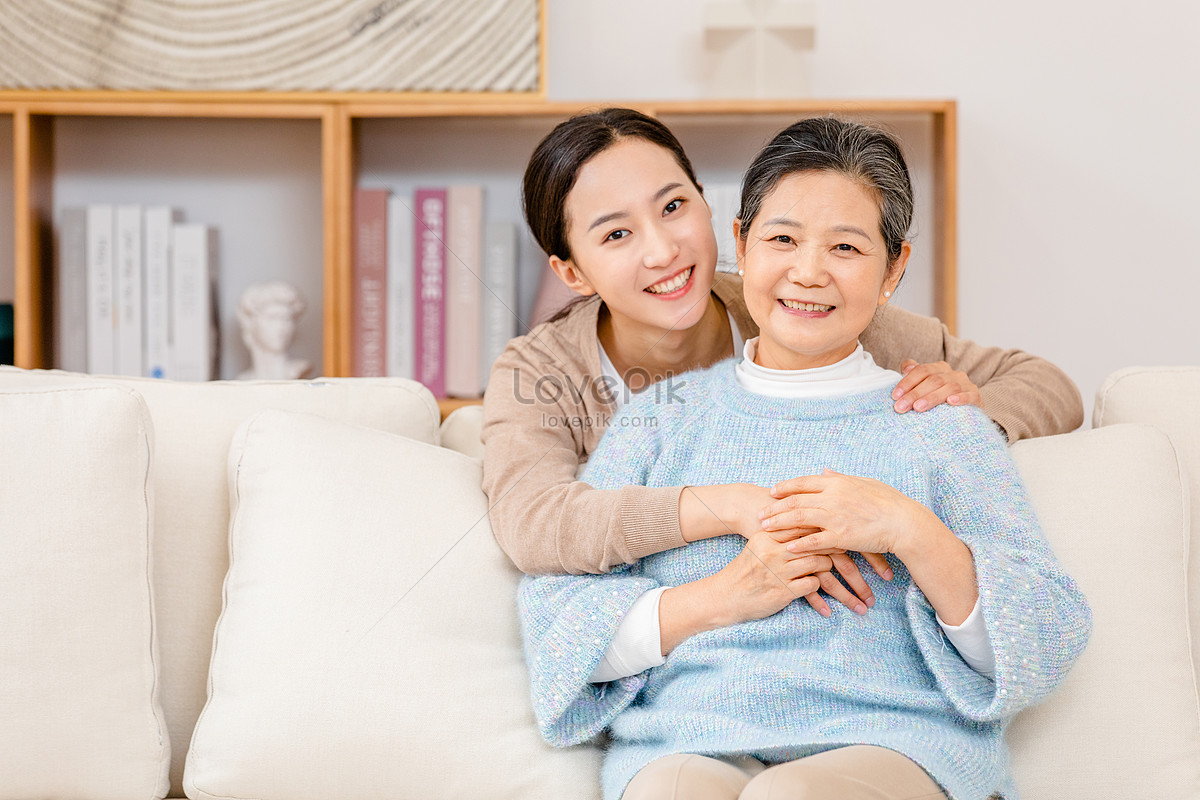 Мама обнимает дочь. Японские мамы с молодыми. Объятия мамы и Дочки. Японская семья приемная мама с дочкой.