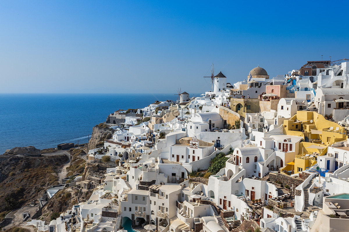 Thị trấn Hoàng Hôn Oia với những ngôi nhà màu trắng, đồi cát và dòng biển xanh ngắt là một trong những điểm đến được yêu thích nhất ở Hy Lạp. Hãy xem ảnh phong cảnh châu Âu để nhìn thấy được sức mạnh của tạo hoá và sự hoà quyện giữa đất và trời.