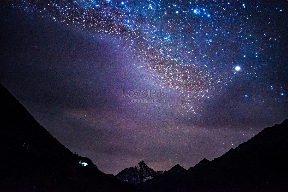 Tây Tạng là một trong những địa điểm được yêu thích nhất để ngắm nhìn bầu trời đêm đầy sao. Những hình ảnh thiên nhiên sao đêm làm chứng cho sự tuyệt đẹp của bầu trời rực rỡ sao Hỏa, sao Kim hay dải Ngân hà.