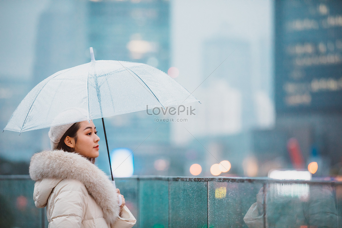 비오는 날에 우산 아래 야외에서 겨울 여자는 거리를 찾고 사진 무료 다운로드 - Lovepik