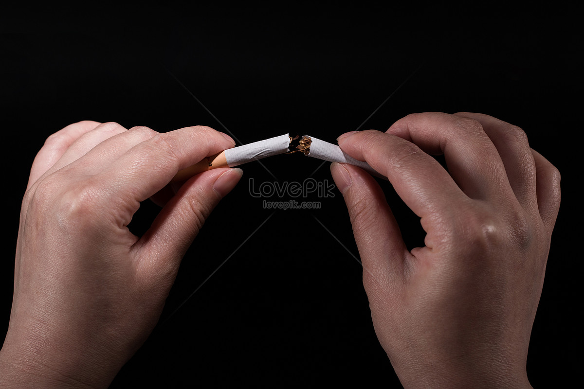 抽烟女头像霸气十足,一个忧伤抽烟女人图片 - 伤感说说吧