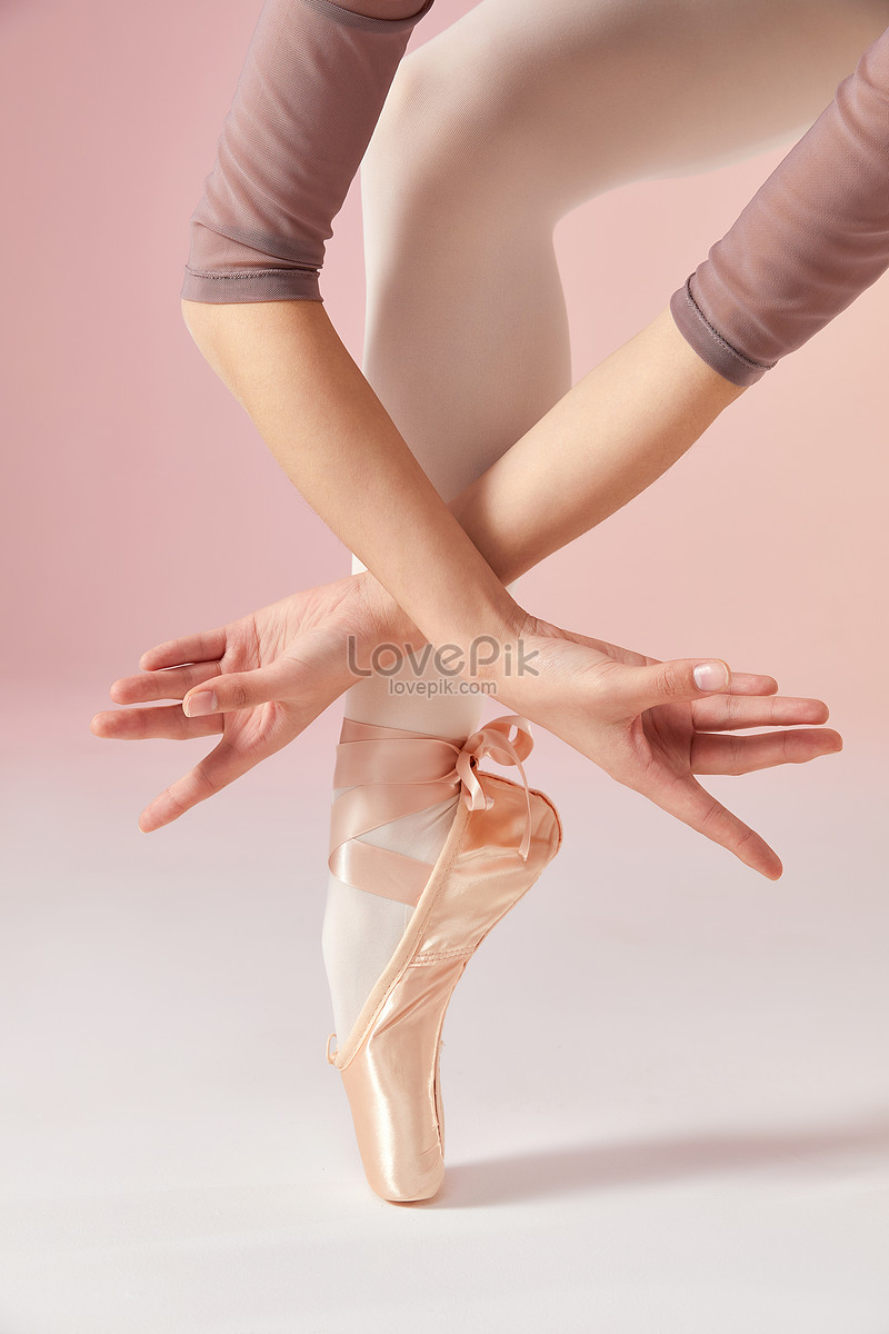 Крупным планом ноги молодой балерины в пуантах | Бесплатно Фото