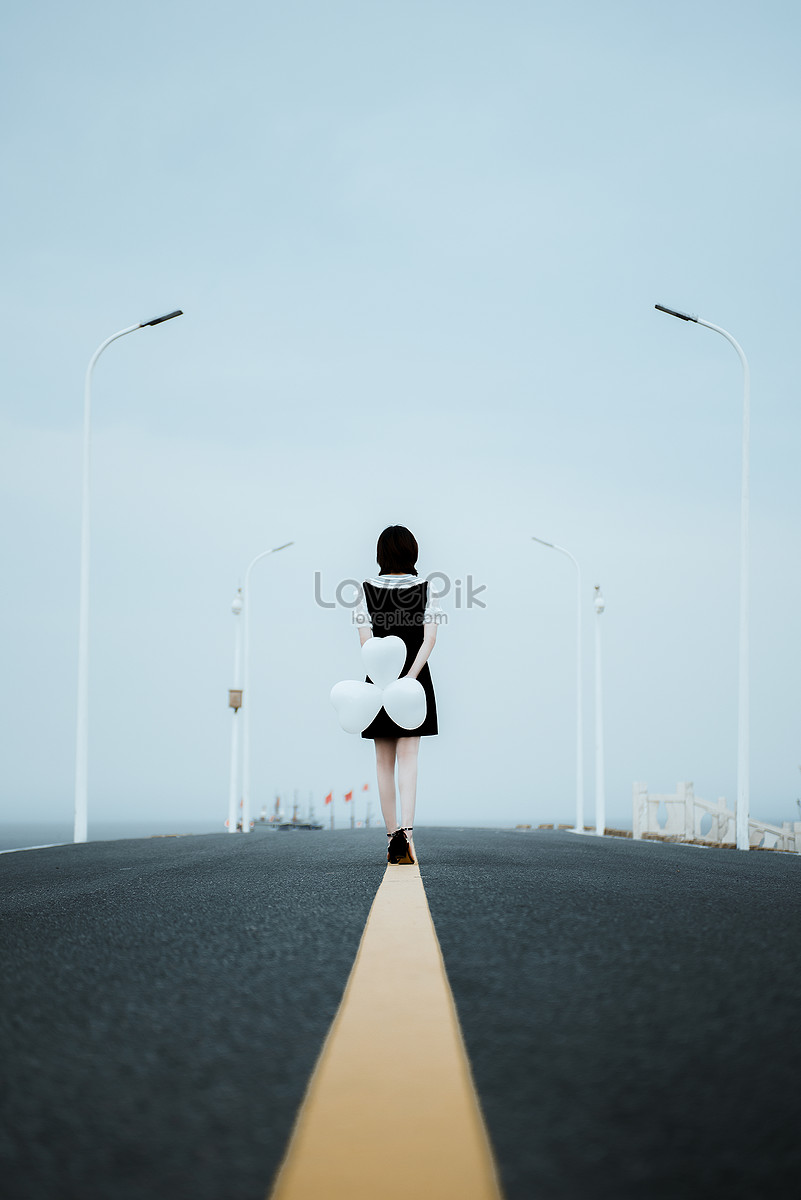 รูปหญิงสาวคนหนึ่งบนถนนที่เงียบเหงา, Hd รูปภาพความเหงา, ความโศกเศร้า,  บรรยากาศ ดาวน์โหลดฟรี - Lovepik