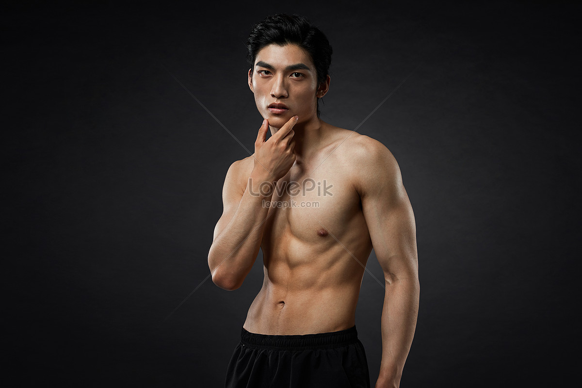 Мускулистый азиат. Атлетичный мужчина на коленях.
