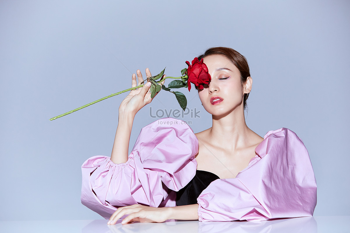Красивая мода красоты девушка держит розы изображение_Фото номер  501690159_JPG Формат изображения_ru.lovepik.com