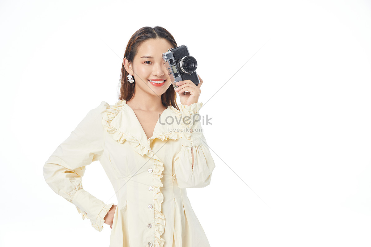 엉덩이에 한 손으로 카메라를 들고 아름 다운 긴 머리 여자 사진 무료 다운로드 - Lovepik