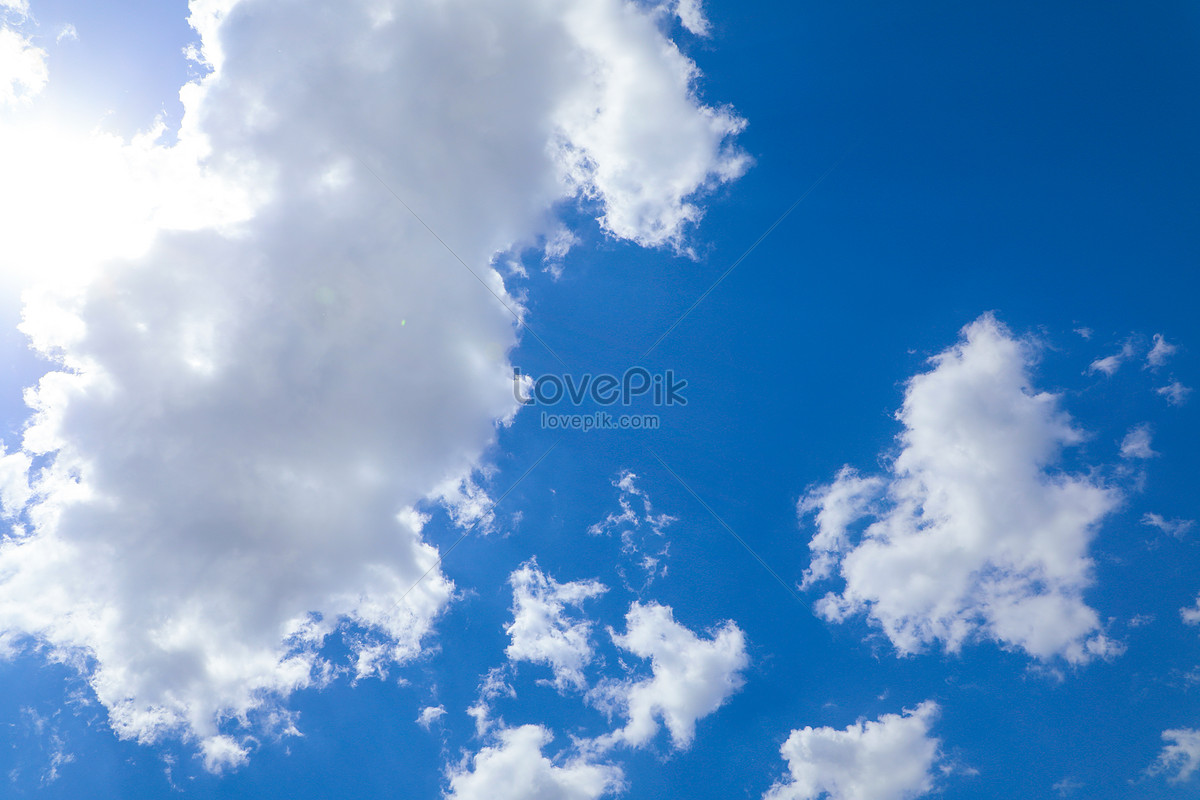Muốn tải một bức ảnh bầu trời xanh mây trắng tuyệt đẹp để làm hình nền cho điện thoại của bạn? Đừng bỏ qua bức ảnh này! Với màu xanh bát ngát của bầu trời cùng với những đám mây trắng đẹp tựa như tấm vải lụa, bức ảnh này sẽ khiến cho màn hình điện thoại của bạn thêm phần tươi tắn và hoàn hảo.