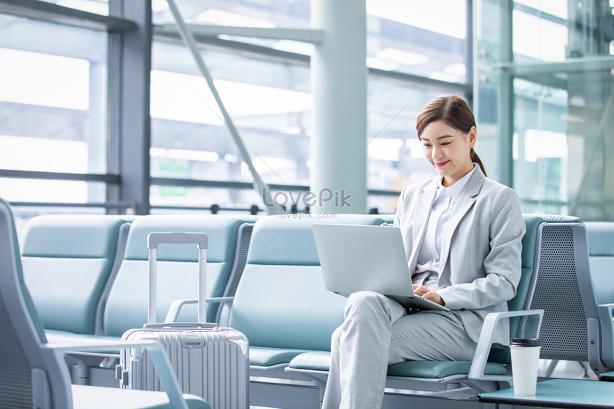 Business Women On Business Trip Waiting At The Airport Picture And HD  Photos | Free Download On Lovepik