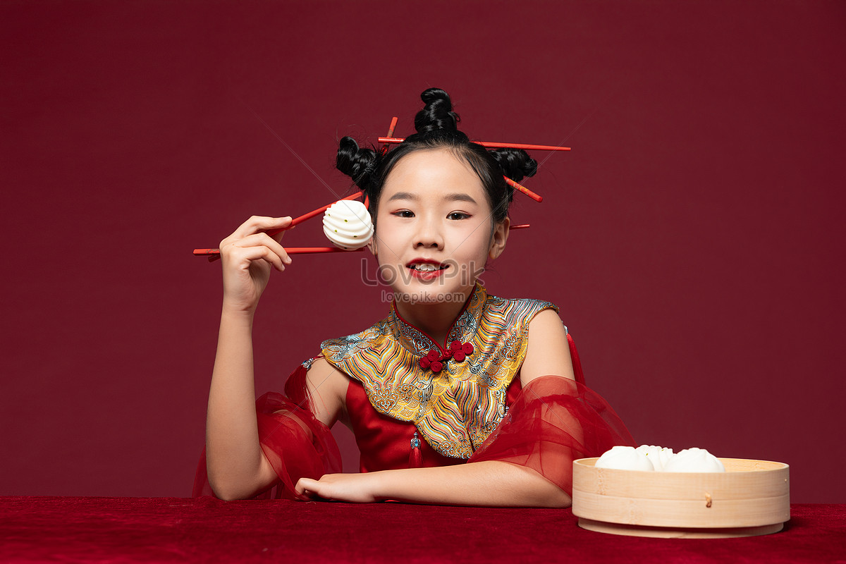 Bambini Di Stile Cinese Che Mangiano Le Bacchette Con Le Bacchet