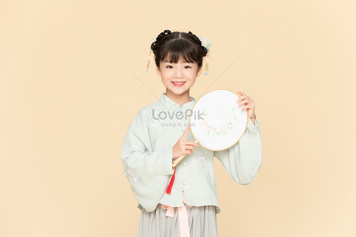 Chinese Style Children Holding A Fan Picture And HD Photos | Free ...